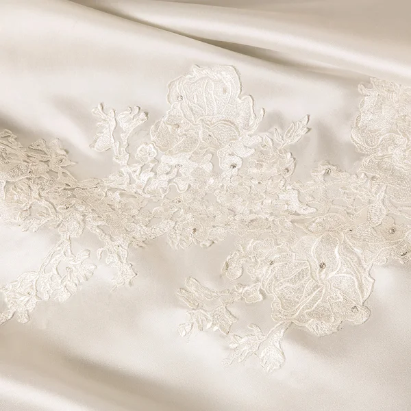 Schöne Ivory / Creme Satin Brautkleider / Hochzeitskleider 2019 Ballkleid Off Shoulder Kurze Ärmel Rückenfreies Applikationen Spitze Strass Kapelle-Schleppe Rüschen