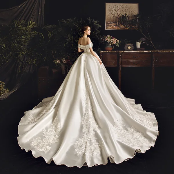 Schöne Ivory / Creme Satin Brautkleider / Hochzeitskleider 2019 Ballkleid Off Shoulder Kurze Ärmel Rückenfreies Applikationen Spitze Strass Kapelle-Schleppe Rüschen