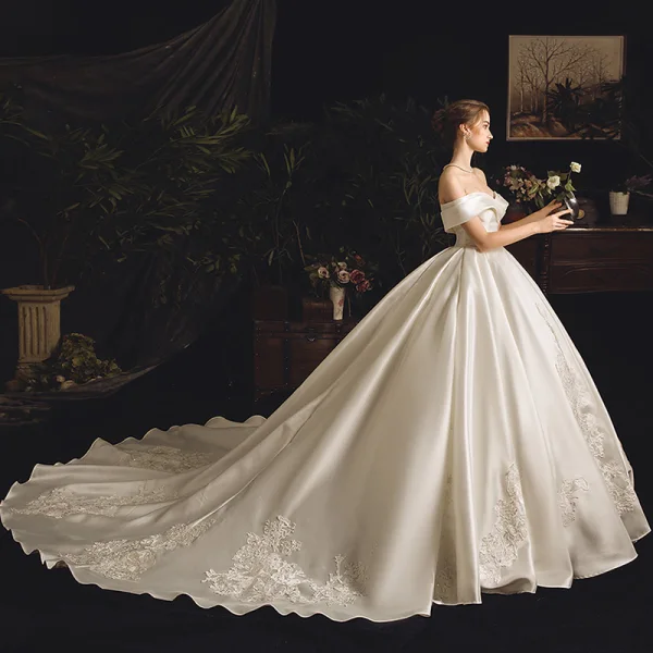 Schöne Ivory / Creme Satin Brautkleider / Hochzeitskleider 2019 Ballkleid Off Shoulder Kurze Ärmel Rückenfreies Applikationen Spitze Strass Kapelle-Schleppe Rüschen
