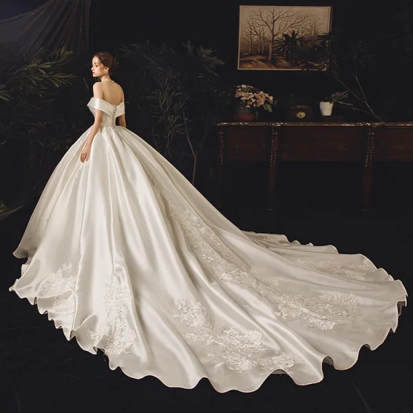 Schöne Ivory / Creme Satin Brautkleider / Hochzeitskleider 2019 Ballkleid Off Shoulder Kurze Ärmel Rückenfreies Applikationen Spitze Strass Kapelle-Schleppe Rüschen