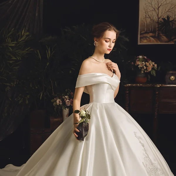 Schöne Ivory / Creme Satin Brautkleider / Hochzeitskleider 2019 Ballkleid Off Shoulder Kurze Ärmel Rückenfreies Applikationen Spitze Strass Kapelle-Schleppe Rüschen