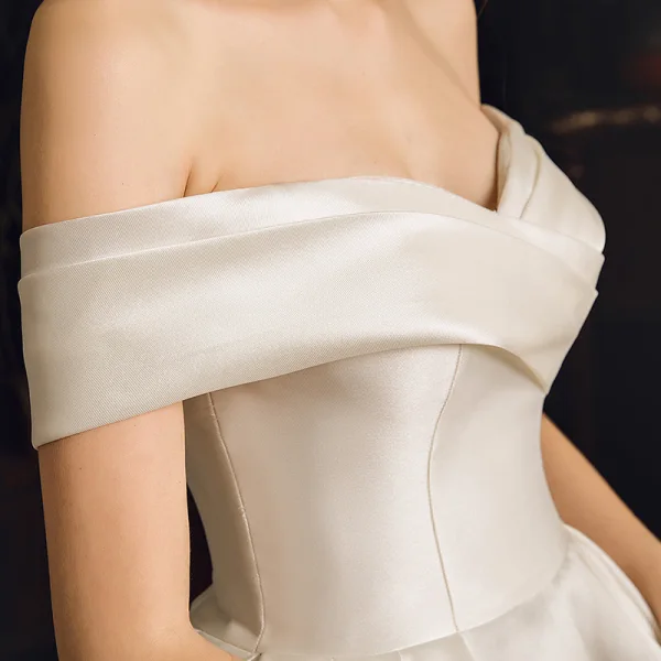Schöne Ivory / Creme Satin Brautkleider / Hochzeitskleider 2019 Ballkleid Off Shoulder Kurze Ärmel Rückenfreies Applikationen Spitze Strass Kapelle-Schleppe Rüschen