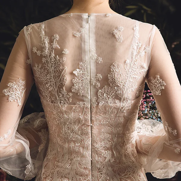 Meilleur Champagne Transparentes Jardin / Extérieur Robe De Mariée 2019 Gaine / Ajustement Encolure Dégagée Gonflée Manches Longues Appliques En Dentelle Train De Balayage Volants