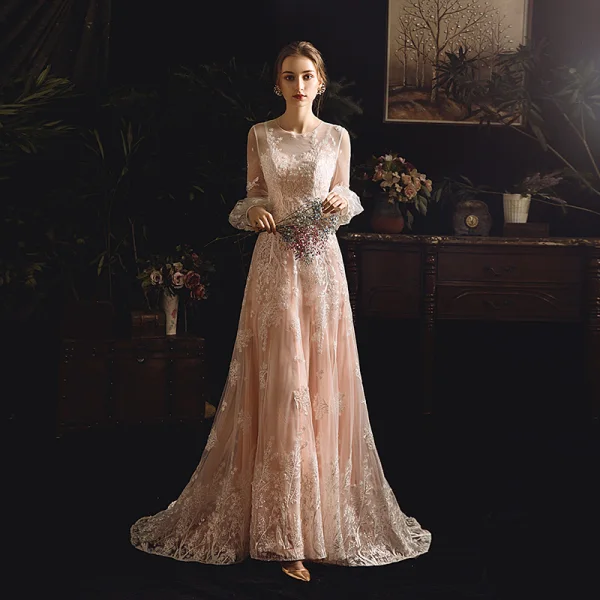 Meilleur Champagne Transparentes Jardin / Extérieur Robe De Mariée 2019 Gaine / Ajustement Encolure Dégagée Gonflée Manches Longues Appliques En Dentelle Train De Balayage Volants