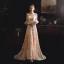 Meilleur Champagne Transparentes Jardin / Extérieur Robe De Mariée 2019 Gaine / Ajustement Encolure Dégagée Gonflée Manches Longues Appliques En Dentelle Train De Balayage Volants