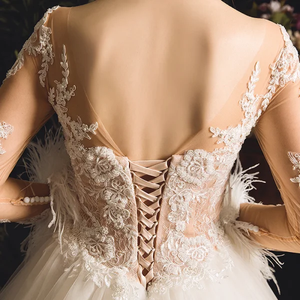 Illusion Champagne Genomskinliga Bröllopsklänningar 2019 Prinsessa Fyrkantig Ringning Långärmad Fjäder Halterneck Appliqués Spets Pierced Beading Domstol Tåg