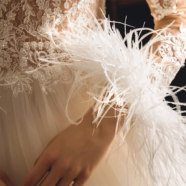 Illusion Champagne Genomskinliga Bröllopsklänningar 2019 Prinsessa Fyrkantig Ringning Långärmad Fjäder Halterneck Appliqués Spets Pierced Beading Domstol Tåg
