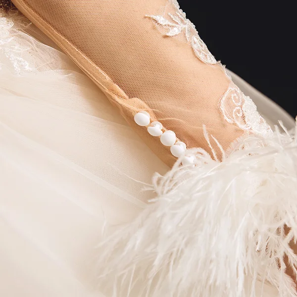 Illusion Champagne Genomskinliga Bröllopsklänningar 2019 Prinsessa Fyrkantig Ringning Långärmad Fjäder Halterneck Appliqués Spets Pierced Beading Domstol Tåg