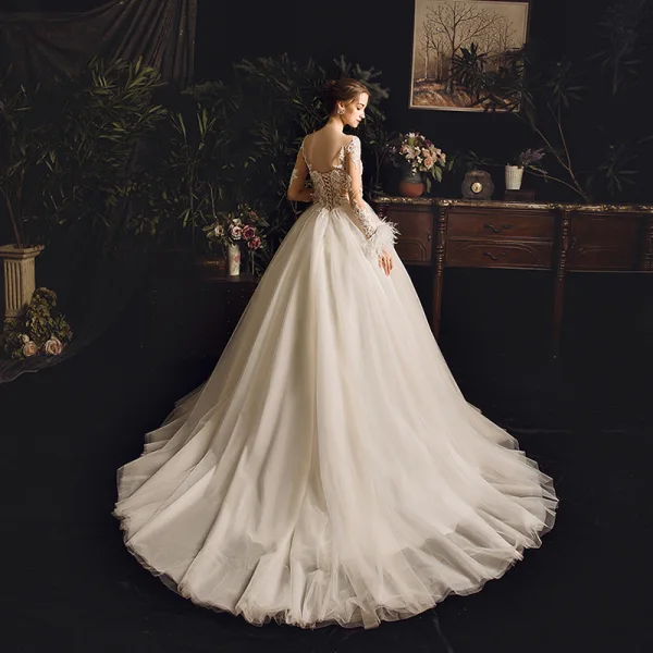 Illusion Champagne Genomskinliga Bröllopsklänningar 2019 Prinsessa Fyrkantig Ringning Långärmad Fjäder Halterneck Appliqués Spets Pierced Beading Domstol Tåg