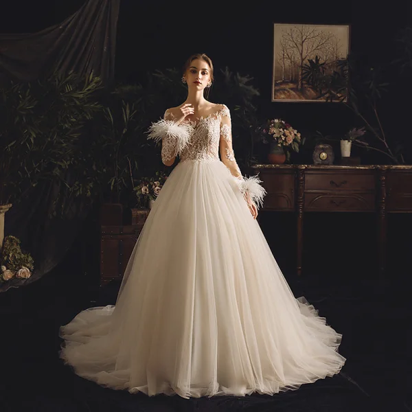 Illusion Champagne Genomskinliga Bröllopsklänningar 2019 Prinsessa Fyrkantig Ringning Långärmad Fjäder Halterneck Appliqués Spets Pierced Beading Domstol Tåg
