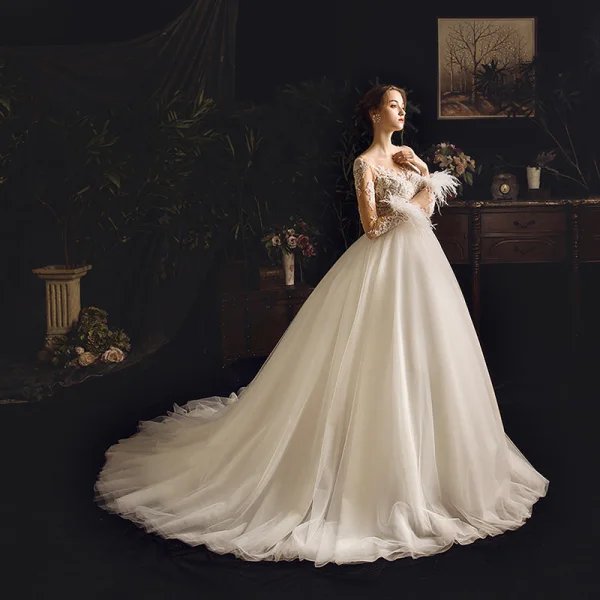 Illusion Champagne Genomskinliga Bröllopsklänningar 2019 Prinsessa Fyrkantig Ringning Långärmad Fjäder Halterneck Appliqués Spets Pierced Beading Domstol Tåg