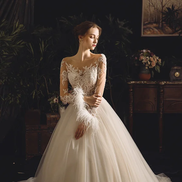 Illusion Champagne Genomskinliga Bröllopsklänningar 2019 Prinsessa Fyrkantig Ringning Långärmad Fjäder Halterneck Appliqués Spets Pierced Beading Domstol Tåg