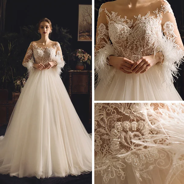 Illusion Champagne Genomskinliga Bröllopsklänningar 2019 Prinsessa Fyrkantig Ringning Långärmad Fjäder Halterneck Appliqués Spets Pierced Beading Domstol Tåg