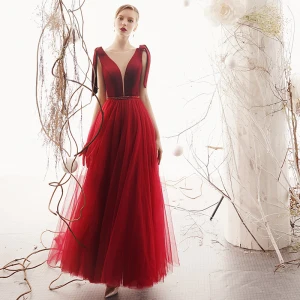 Élégant Bordeaux Daim Robe De Soirée 2019 Princesse Transparentes Col V Profond Sans Manches Perlage Ceinture Longue Volants Dos Nu Robe De Ceremonie