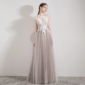 Élégant Champagne Robe De Soirée 2019 Princesse Encolure Dégagée Sans Manches Appliques En Dentelle Perlage Cristal Longue Volants Dos Nu Robe De Ceremonie