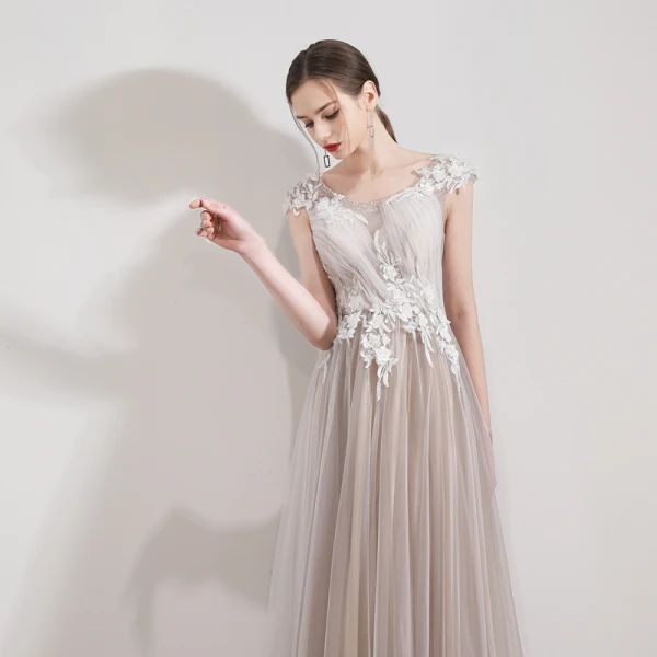 Élégant Champagne Robe De Soirée 2019 Princesse Encolure Dégagée Sans Manches Appliques En Dentelle Perlage Cristal Longue Volants Dos Nu Robe De Ceremonie