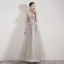 Illusion Gris Organza Robe De Soirée 2019 Princesse Transparentes Col v profond Sans Manches Appliques En Dentelle Faux Diamant Plumes Longue Volants Dos Nu Robe De Ceremonie