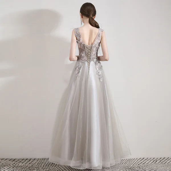 Illusion Gris Organza Robe De Soirée 2019 Princesse Transparentes Col v profond Sans Manches Appliques En Dentelle Faux Diamant Plumes Longue Volants Dos Nu Robe De Ceremonie