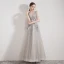 Illusion Gris Organza Robe De Soirée 2019 Princesse Transparentes Col v profond Sans Manches Appliques En Dentelle Faux Diamant Plumes Longue Volants Dos Nu Robe De Ceremonie