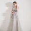 Illusion Gris Organza Robe De Soirée 2019 Princesse Transparentes Col v profond Sans Manches Appliques En Dentelle Faux Diamant Plumes Longue Volants Dos Nu Robe De Ceremonie