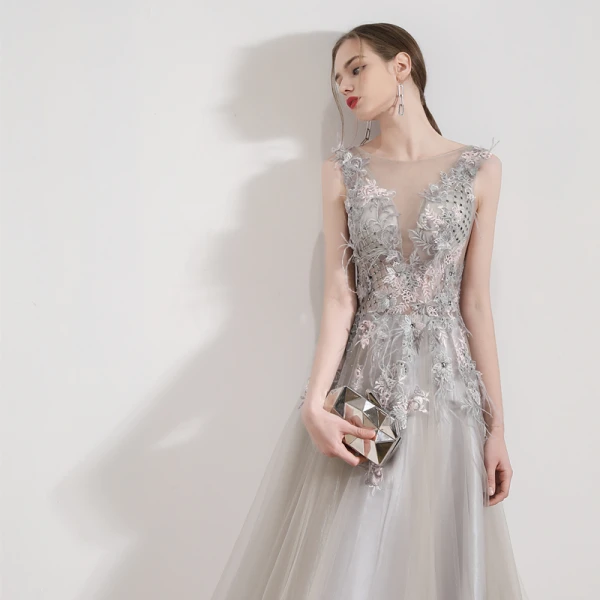 Illusion Gris Organza Robe De Soirée 2019 Princesse Transparentes Col v profond Sans Manches Appliques En Dentelle Faux Diamant Plumes Longue Volants Dos Nu Robe De Ceremonie