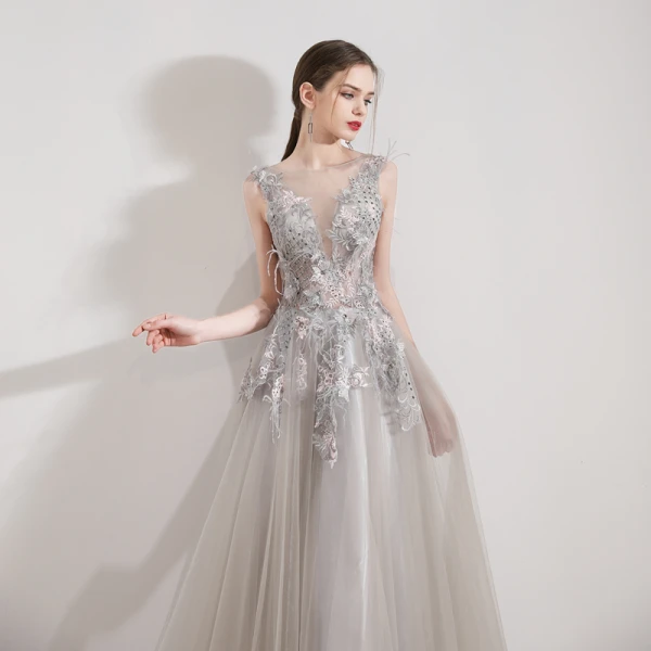 Illusion Gris Organza Robe De Soirée 2019 Princesse Transparentes Col v profond Sans Manches Appliques En Dentelle Faux Diamant Plumes Longue Volants Dos Nu Robe De Ceremonie