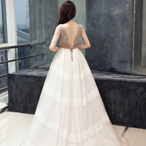 Élégant Champagne Robe De Bal 2019 Empire V-Cou Sans Manches Ceinture Appliques En Dentelle Train De Balayage Volants Dos Nu Robe De Ceremonie