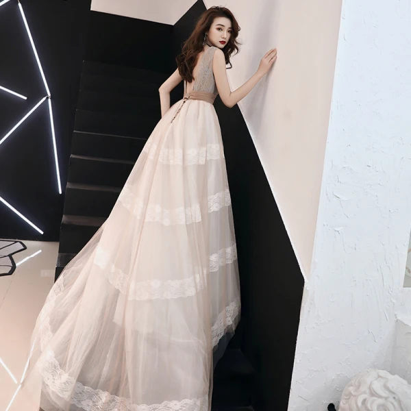 Élégant Champagne Robe De Bal 2019 Empire V-Cou Sans Manches Ceinture Appliques En Dentelle Train De Balayage Volants Dos Nu Robe De Ceremonie