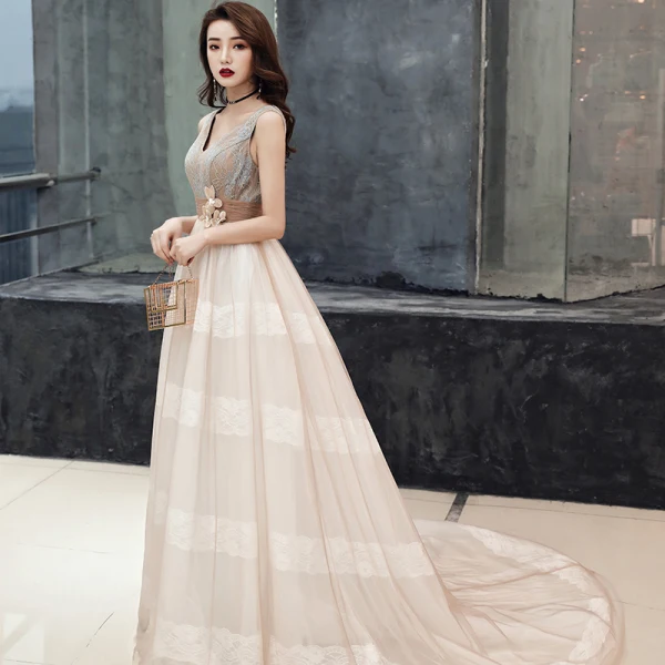 Élégant Champagne Robe De Bal 2019 Empire V-Cou Sans Manches Ceinture Appliques En Dentelle Train De Balayage Volants Dos Nu Robe De Ceremonie