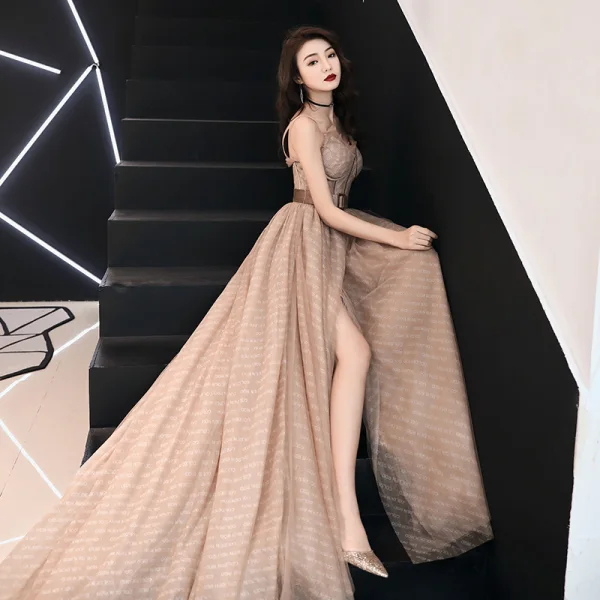 Élégant Champagne Robe De Soirée 2019 Princesse Bretelles Spaghetti Sans Manches Ceinture Fendue devant Tribunal Train Volants Dos Nu Robe De Ceremonie