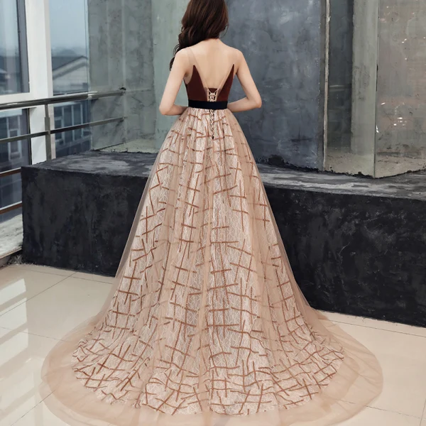 Sexy Marron Daim Robe De Soirée 2019 Princesse Transparentes Col v profond Sans Manches Rayé Tulle Ceinture Tribunal Train Volants Dos Nu Robe De Ceremonie