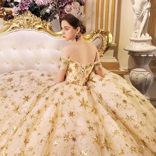 Luxus / Herrlich Gold Brautkleider / Hochzeitskleider 2019 A Linie Off Shoulder Kurze Ärmel Rückenfreies Glanz Pailletten Star Kathedrale Schleppe Rüschen