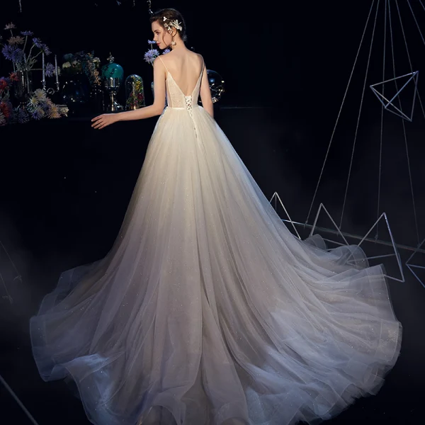 Meilleur Champagne Jardin / Extérieur Robe De Mariée 2019 Princesse Bretelles Spaghetti Transparentes Col v profond Sans Manches Dos Nu Appliques En Dentelle Perlage Perle Glitter Tulle Train De Balayage Volants