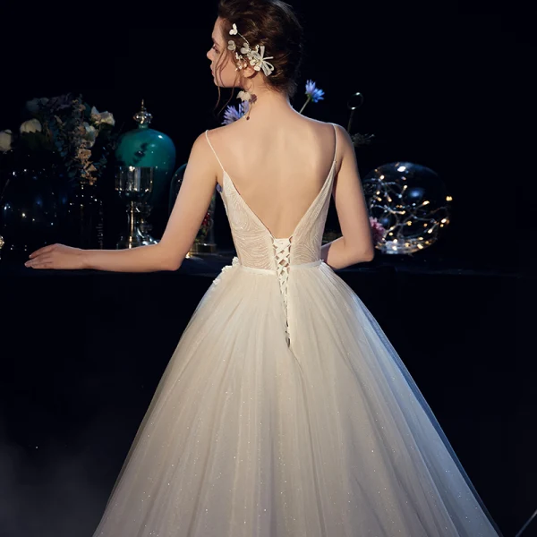 Meilleur Champagne Jardin / Extérieur Robe De Mariée 2019 Princesse Bretelles Spaghetti Transparentes Col v profond Sans Manches Dos Nu Appliques En Dentelle Perlage Perle Glitter Tulle Train De Balayage Volants