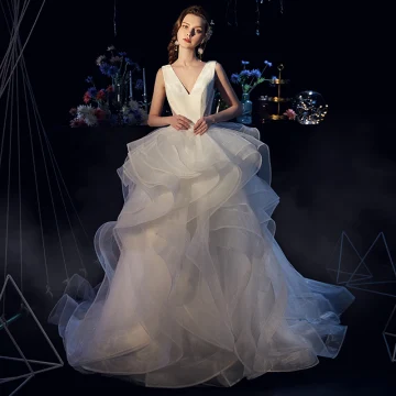 Élégant Ivoire Satin Robe De Mariée 2019 Robe Boule Col V Profond Sans Manches Dos Nu Ceinture Tribunal Train Volants En Cascade