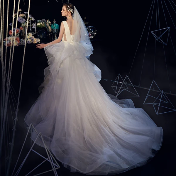 Élégant Ivoire Satin Robe De Mariée 2019 Robe Boule Col v profond Sans Manches Dos Nu Ceinture Tribunal Train Volants en Cascade