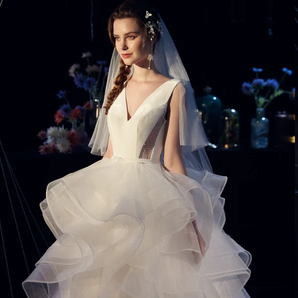 Élégant Ivoire Satin Robe De Mariée 2019 Robe Boule Col v profond Sans Manches Dos Nu Ceinture Tribunal Train Volants en Cascade