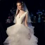 Élégant Ivoire Satin Robe De Mariée 2019 Robe Boule Col v profond Sans Manches Dos Nu Ceinture Tribunal Train Volants en Cascade