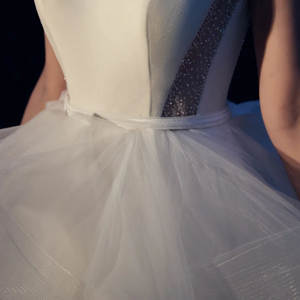 Élégant Ivoire Satin Robe De Mariée 2019 Robe Boule Col v profond Sans Manches Dos Nu Ceinture Tribunal Train Volants en Cascade