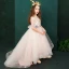 Schöne Pearl Rosa Blumenmädchenkleider 2019 A Linie Rundhalsausschnitt 1/2 Ärmel Applikationen Spitze Perlenstickerei Perle Sweep / Pinsel Zug Rüschen Kleider Für Hochzeit