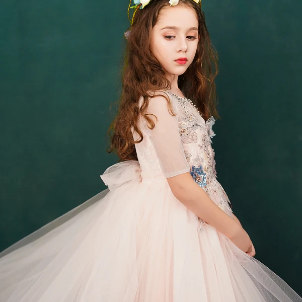 Schöne Pearl Rosa Blumenmädchenkleider 2019 A Linie Rundhalsausschnitt 1/2 Ärmel Applikationen Spitze Perlenstickerei Perle Sweep / Pinsel Zug Rüschen Kleider Für Hochzeit