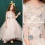 Schöne Pearl Rosa Blumenmädchenkleider 2019 A Linie Rundhalsausschnitt 1/2 Ärmel Applikationen Spitze Perlenstickerei Perle Sweep / Pinsel Zug Rüschen Kleider Für Hochzeit