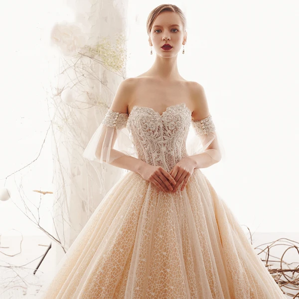 Elegant Champagne Blonder Brudekjoler 2019 Prinsesse Kjæreste Avtakbar Bell ermer Ryggløse Beading Perle Cathedral Train Buste