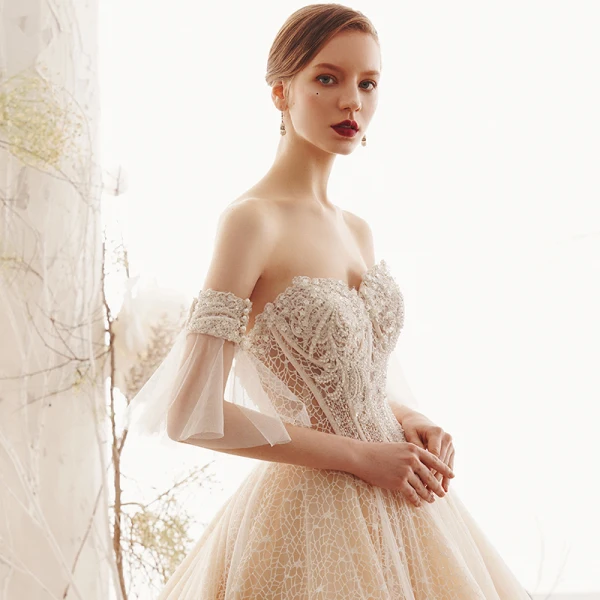 Elegant Champagne Blonder Brudekjoler 2019 Prinsesse Kjæreste Avtakbar Bell ermer Ryggløse Beading Perle Cathedral Train Buste