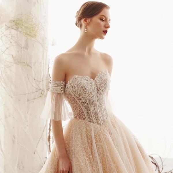 Elegant Champagne Blonder Brudekjoler 2019 Prinsesse Kjæreste Avtakbar Bell ermer Ryggløse Beading Perle Cathedral Train Buste