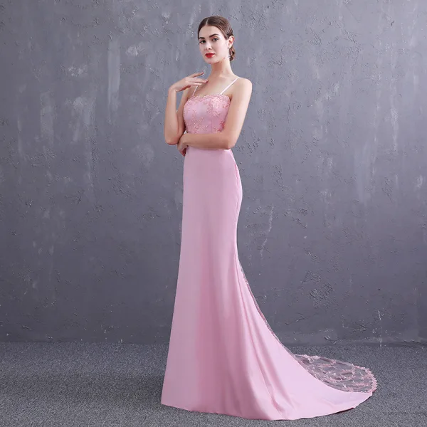 Élégant Rose Bonbon Satin Robe De Soirée 2019 Trompette / Sirène Bretelles Spaghetti Sans Manches Ceinture Appliques En Dentelle Perlage Perle Train De Balayage Volants Dos Nu Robe De Ceremonie