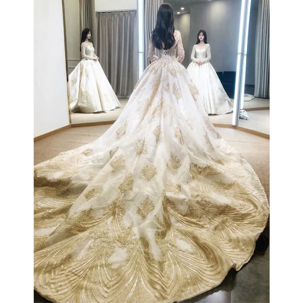 Luxus / Herrlich Champagner Durchsichtige Brautkleider / Hochzeitskleider 2019 A Linie Rundhalsausschnitt Kurze Ärmel Rückenfreies Applikationen Spitze Perlenstickerei Kathedrale Schleppe Rüschen