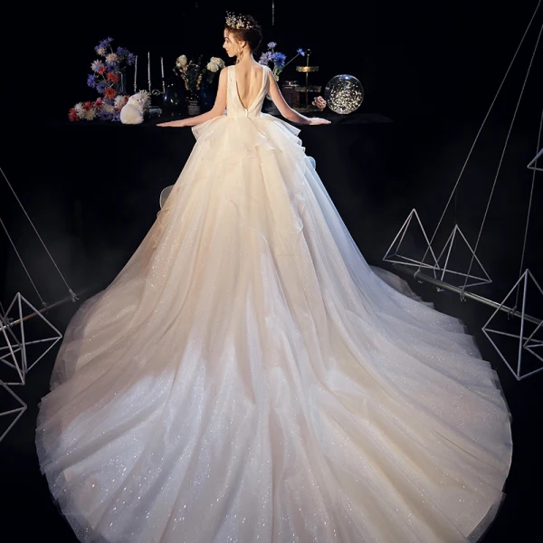 Bling Bling Champagner Organza Brautkleider / Hochzeitskleider 2019 Ballkleid Durchsichtige Tiefer V-Ausschnitt Ärmellos Rückenfreies Glanz Tülle Kathedrale Schleppe Rüschen