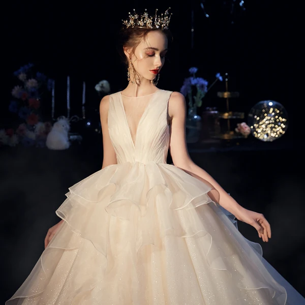 Bling Bling Champagner Organza Brautkleider / Hochzeitskleider 2019 Ballkleid Durchsichtige Tiefer V-Ausschnitt Ärmellos Rückenfreies Glanz Tülle Kathedrale Schleppe Rüschen
