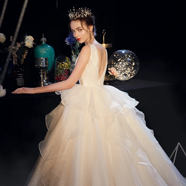Bling Bling Champagner Organza Brautkleider / Hochzeitskleider 2019 Ballkleid Durchsichtige Tiefer V-Ausschnitt Ärmellos Rückenfreies Glanz Tülle Kathedrale Schleppe Rüschen